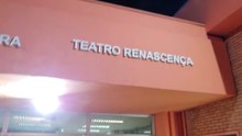 Como se coloca uma peça de teatro no palco?