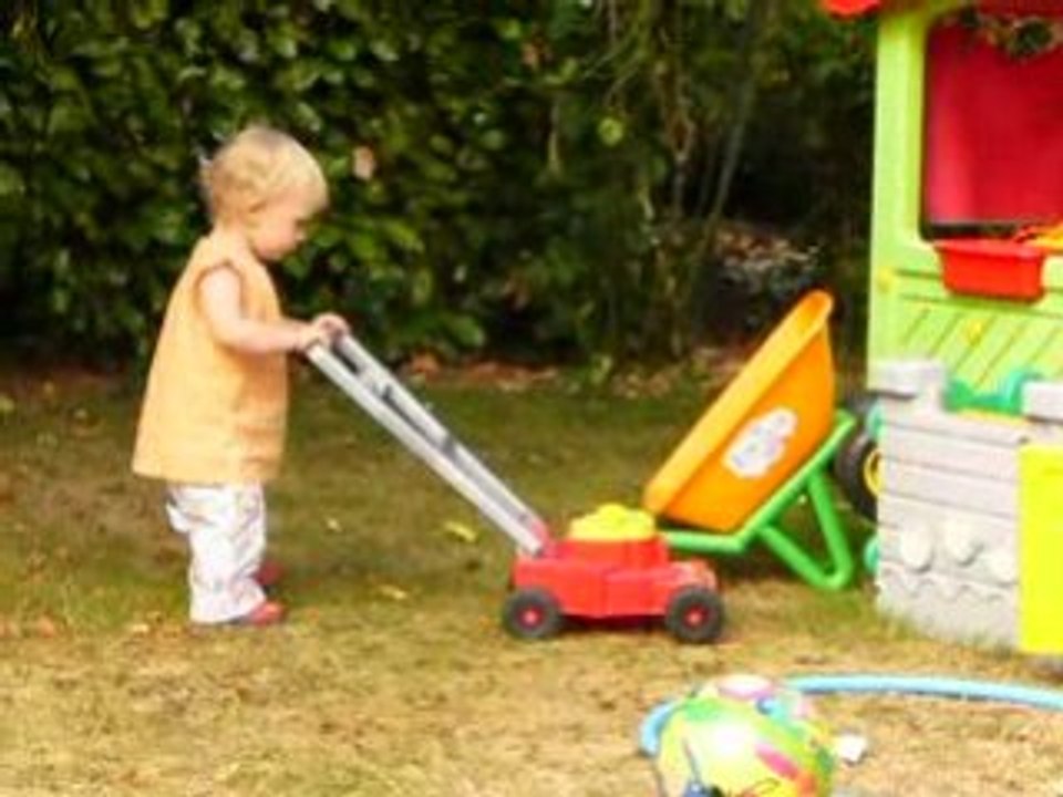 Amandine tond la pelouse !!