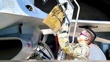 ¿Qué es ese tubo debajo de este avión de combate?