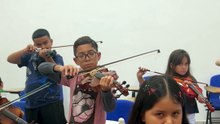 Iniciales tocando lección del método viva el mariachi
