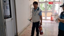 質疑台東議長夫在議會有藏寶庫 議員林參天攜滅火器作勢破門