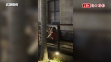 好眼熟！演唱會後路邊席地超chill 台東縣長饒慶鈴「鬆弛感」頂天