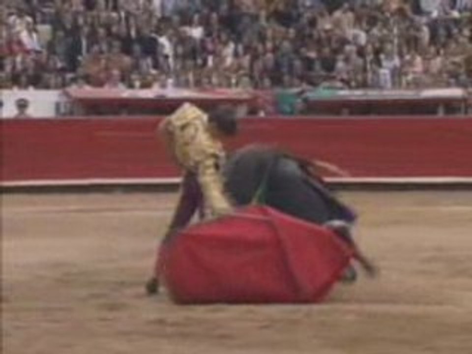 5/2/05. Plaza México. El Juli indulta a Trojano