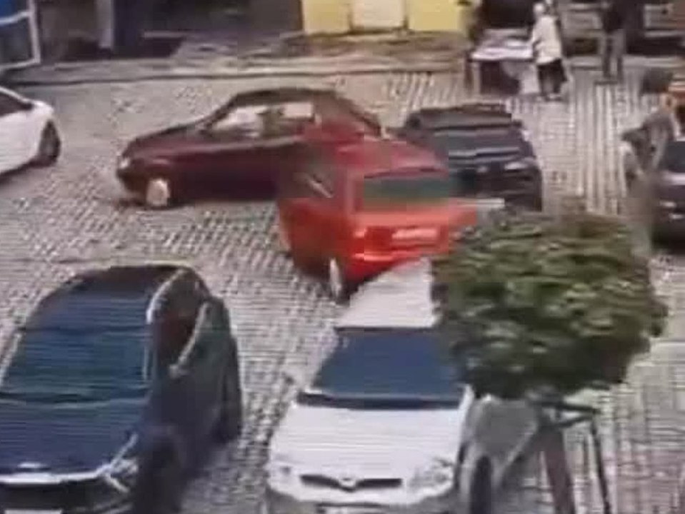 Zu viel Schwung: Wagen rammt beim Ausparken sechs Autos