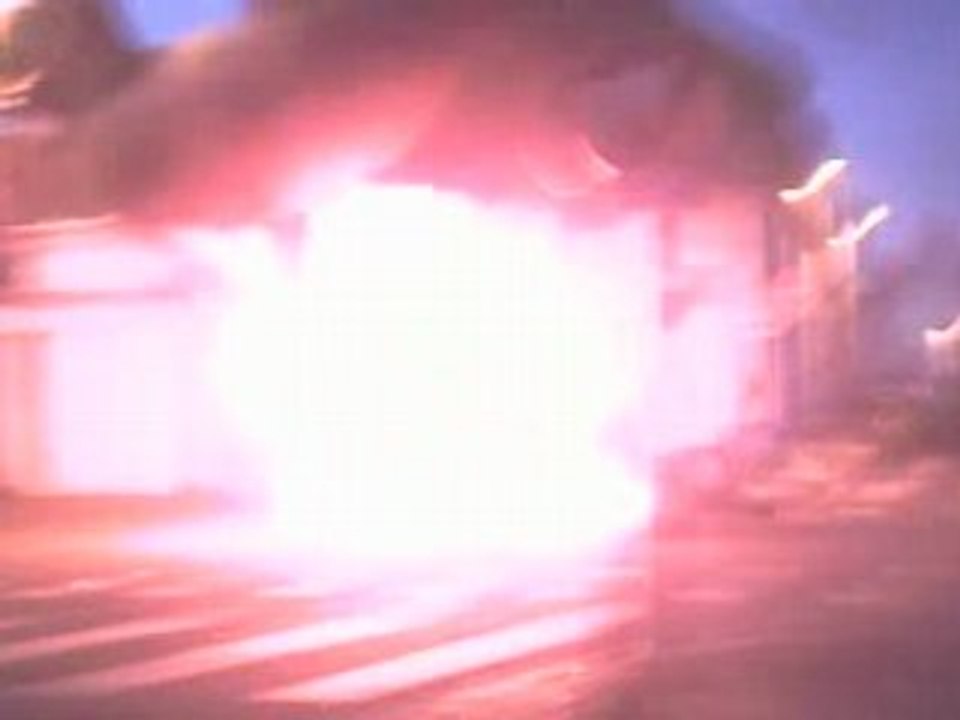 Voiture incendi_Atilde__copy_ retourn_Atilde__copy_ 14 juillet roubaix alma
