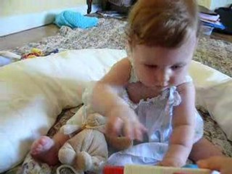 Pauline, 5 mois, tient assise