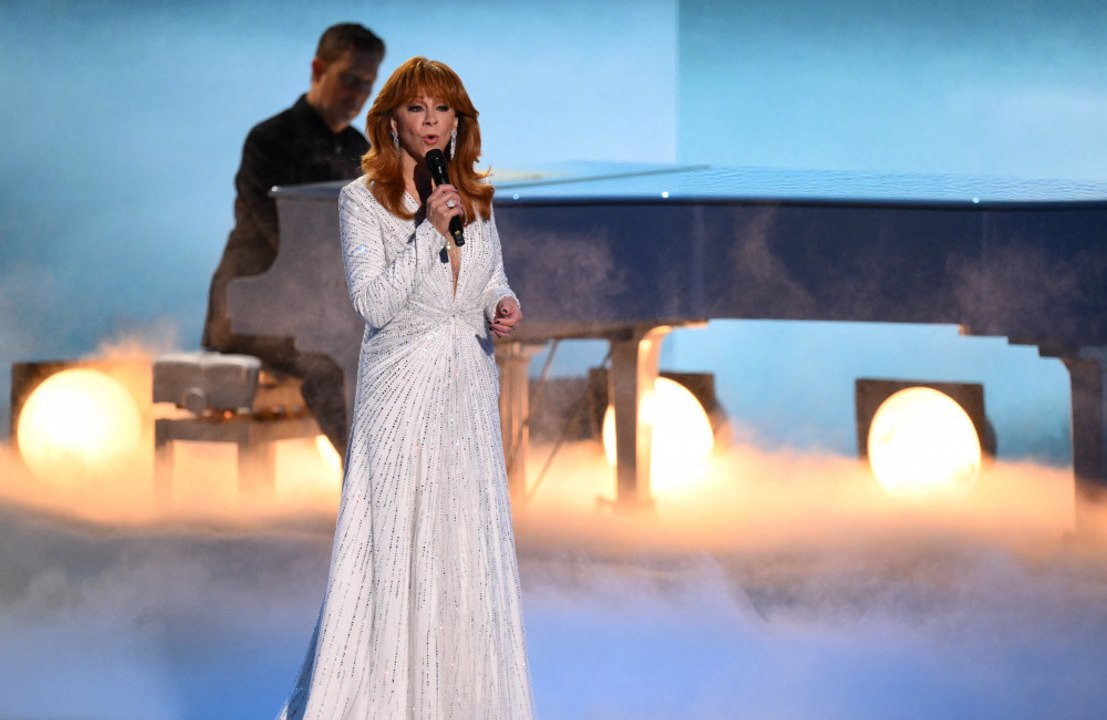 Reba mcentire: bei emmy-tribut trug sie schmuck von dolly parton