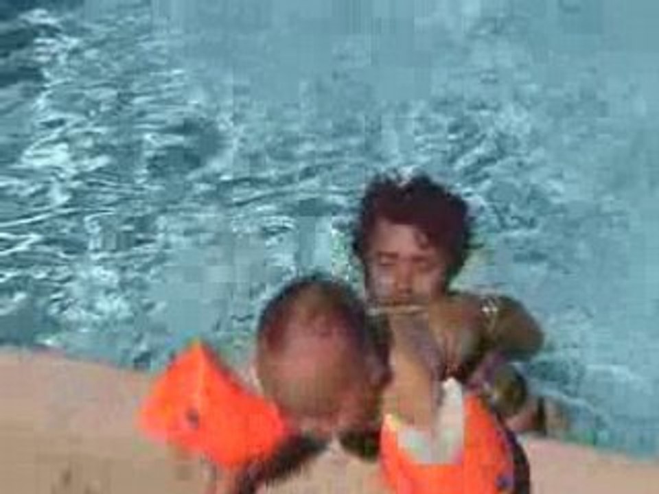 A la piscine... (2!)