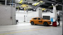 El primer choque público entre dos autos eléctricos de Mercedes