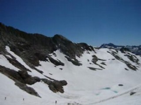 PYRENEES EXPE 2008 ETAPE 2 DESCENTE EN RAMASSE SUR LA NEIGE