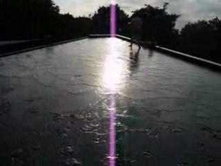 V081- Jeu d'eau sur le mémorial canadien