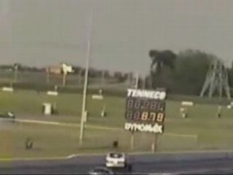Van Drag Races a Camaro