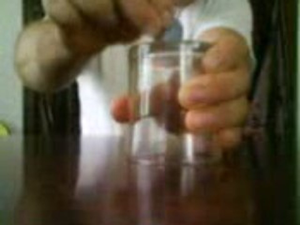 Piece a travers un verre