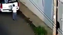 México: Homens retiram caixão de carrinha funerária e deixam-no na rua