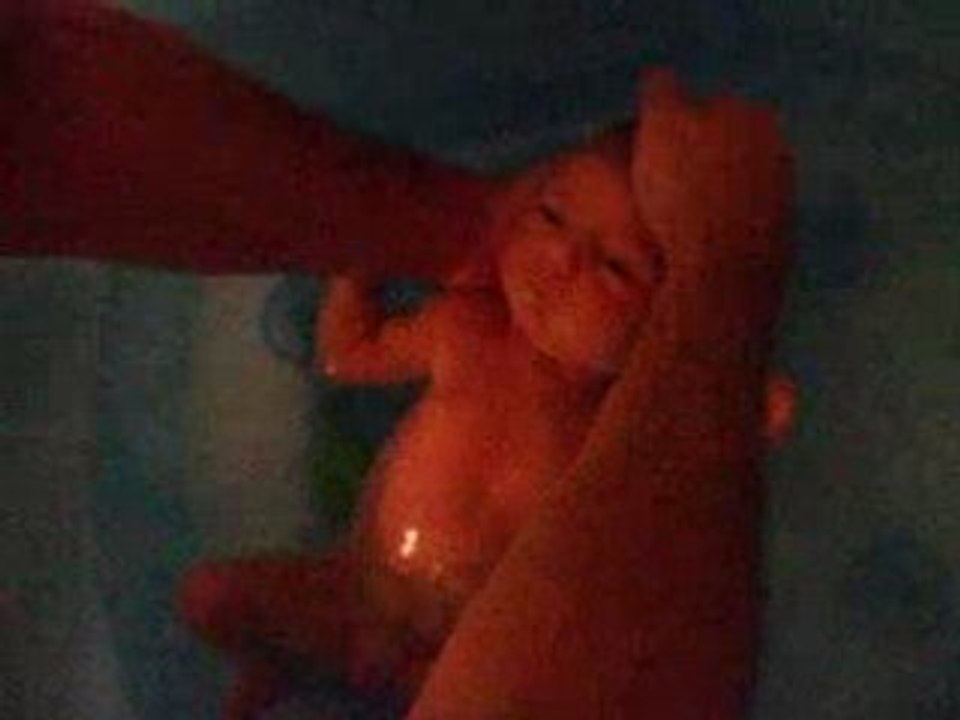 MARGOT PREND SON BAIN