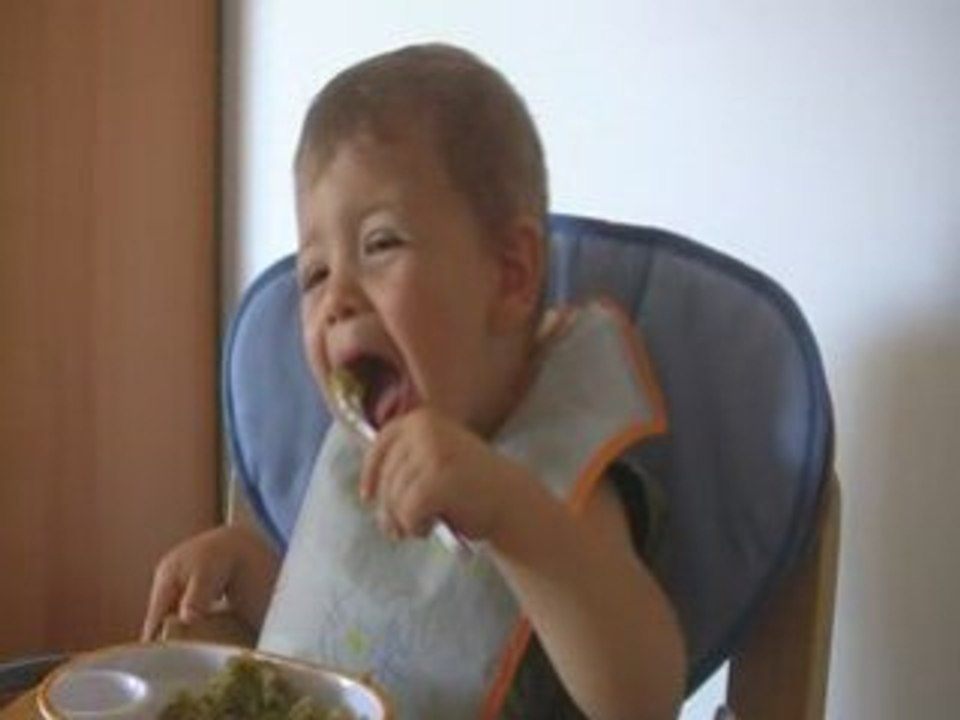 LUCAS MANGE TOUT SEUL