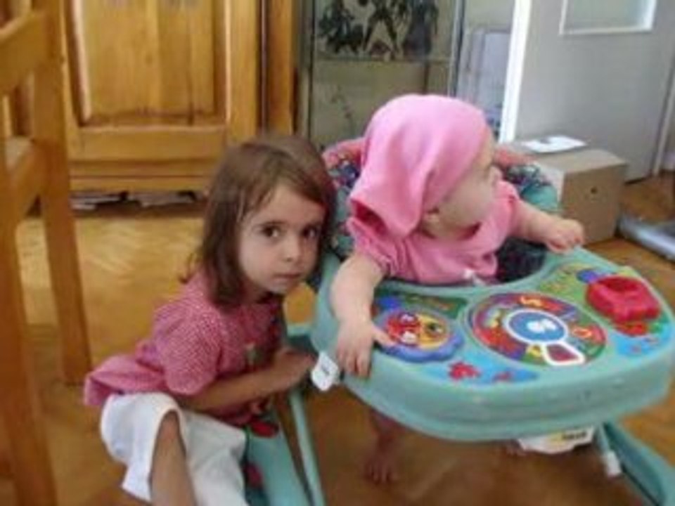 léonie découvre le trotteur