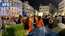 Centenares de personas acampan en la Puerta del Sol para protestar por crisis de vivienda (C)