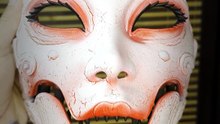 Geisha blanche, yeux corail et reliefs craquelés