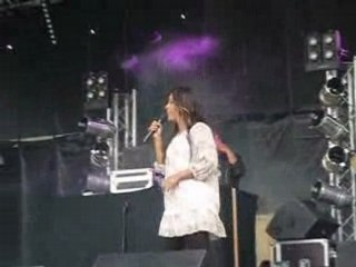 Amel Bent  -  Apelle ses choristes