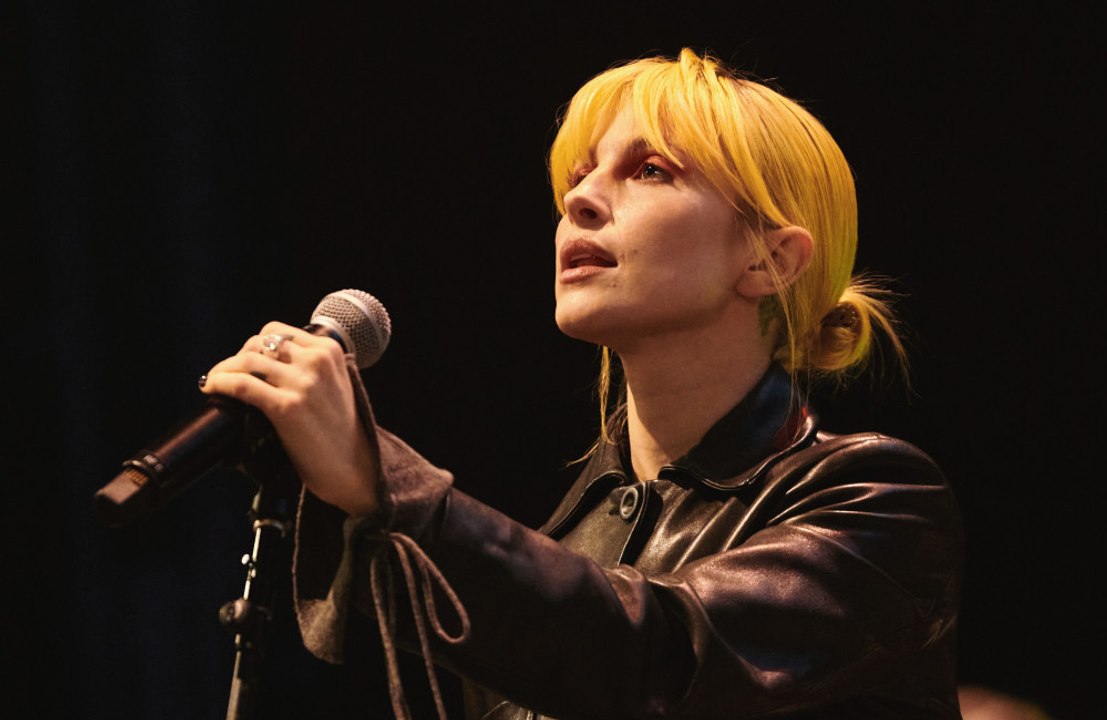 Hayley williams zeigt unterstützung für ausgestiegene ed-sheeran-künstler