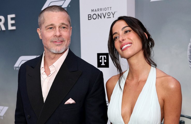 Brad Pitt brinca que ‘perdeu’ a namorada no casamento de Taylor Swift e Travis Kelce