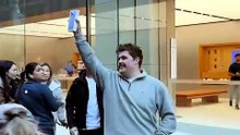Quem foi o 1.º a comprar o iPhone 18 Pro? Vídeo mostra conflito