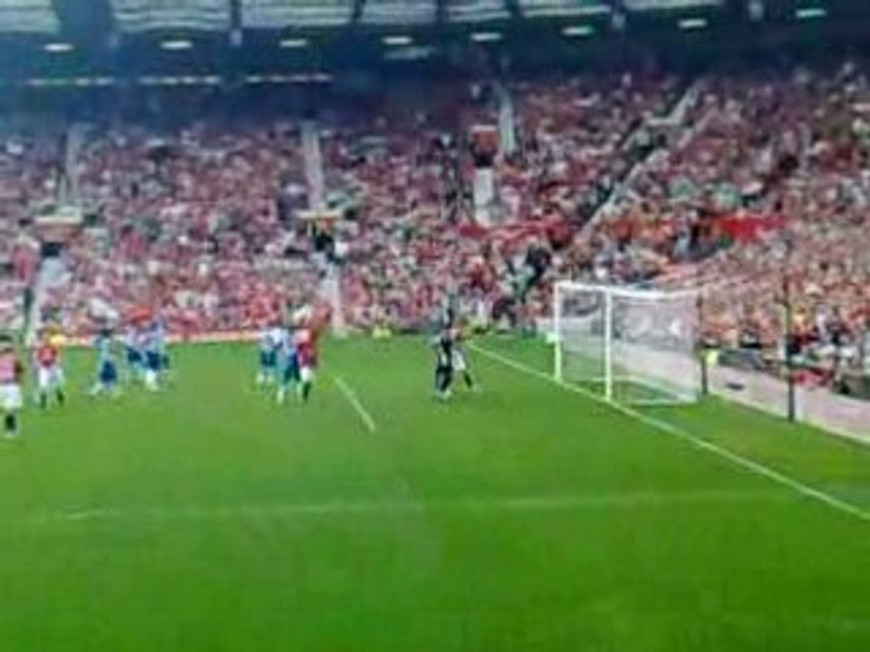 Solskjaer almost scores - shakes goalkeepers hand
