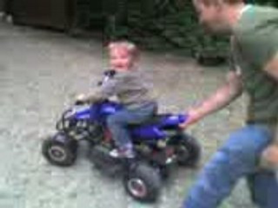 Jordan positione sur son quad
