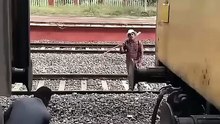 ¿Sabías cómo unían los vagones de tren antes de los enganches automáticos?