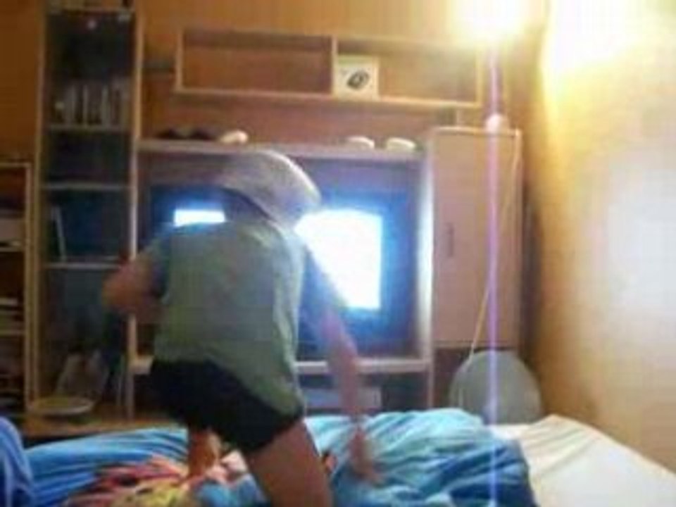 Lil'Emilien qui danse =)