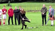 La princesse de Galles a joué au shinty sur l'île de Bute cette semaine.  Le rire de William lorsqu'elle a raté la balle à son premier essai était hilarant ! 🏒😂