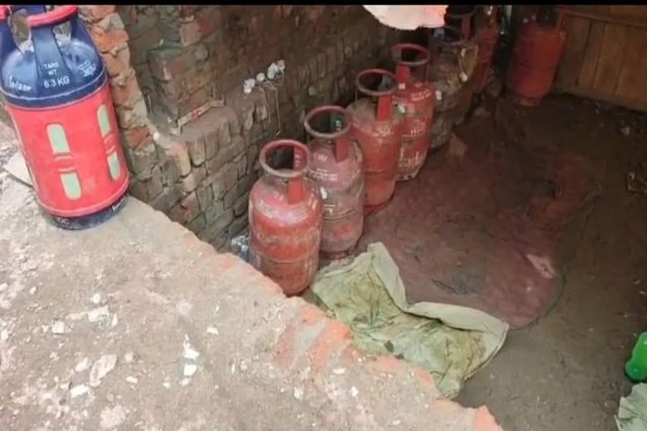 पारा में अवैध गैस कटिंग पर छापा, 27 सिलेंडर बरामद, कार्रवाई के दौरान आरोपी फरार