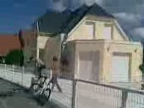 Plongeons dans la piscine du voisin.