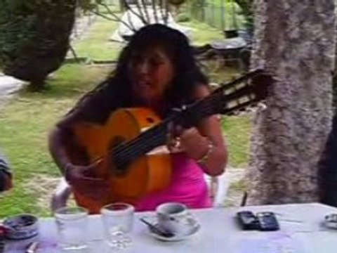 Negrita joue et chante sur ma terrasse