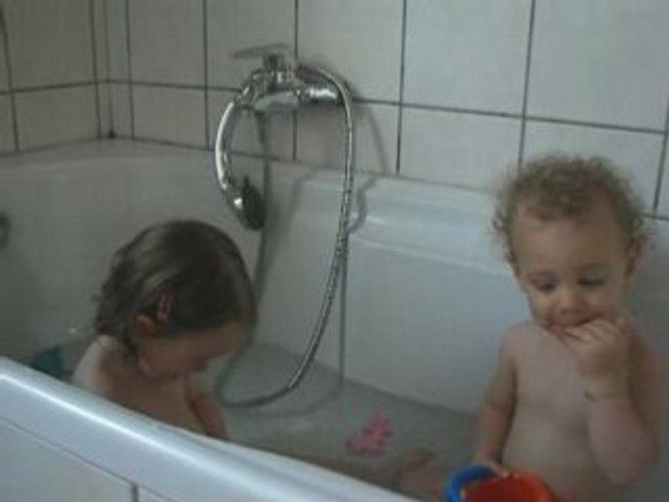 Louise donne à manger à Tom 2