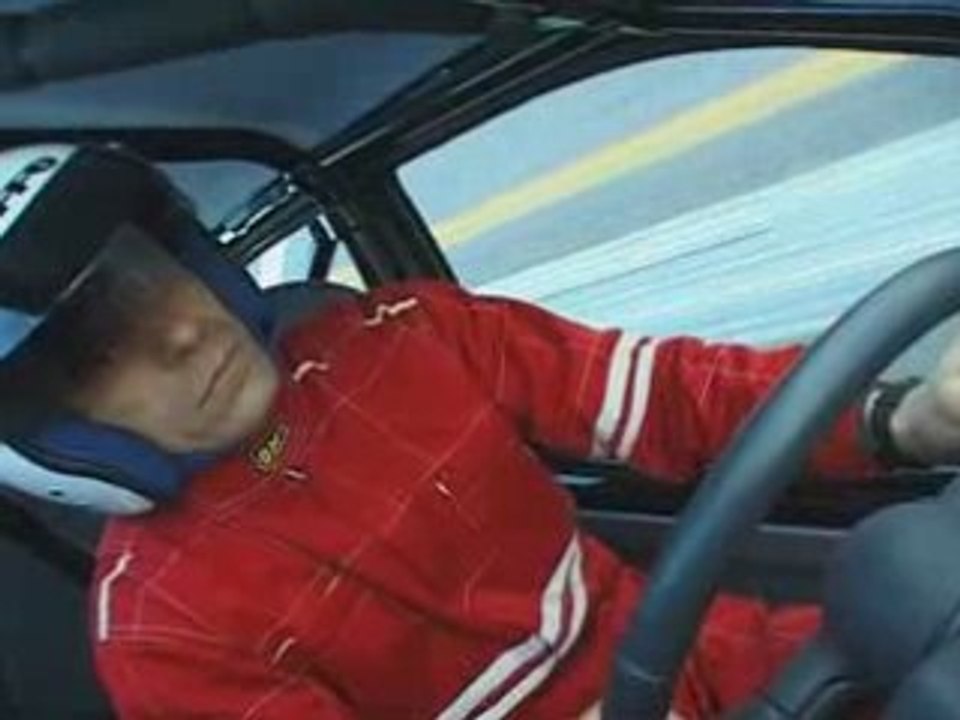 Record 16 voitures sur deux roues par l'equipe renault