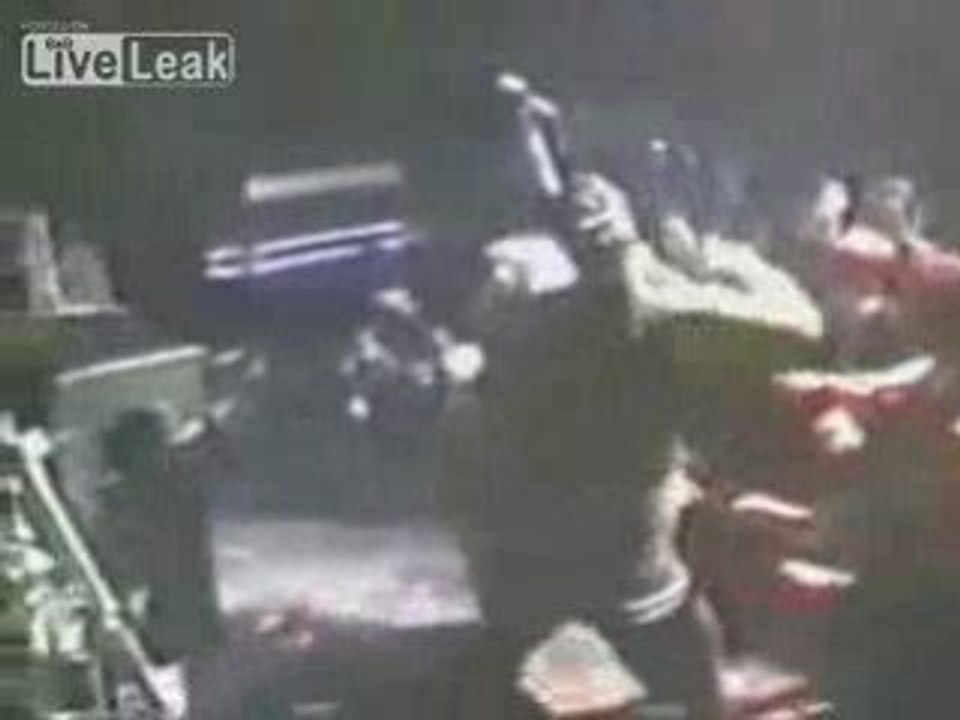 Kurt Cobain malmenato da un bodyguard