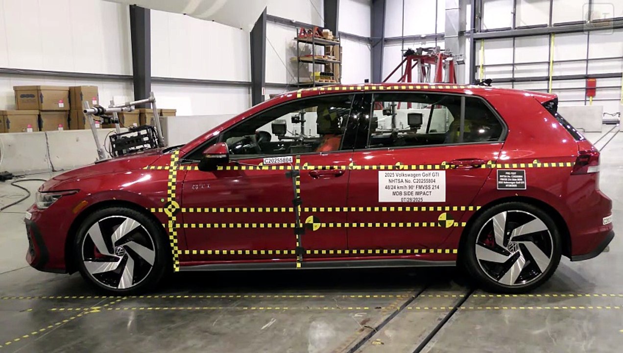 2025 Volkswagen Golf GTI beim offiziellen NHTSA-Seitenaufpralltest