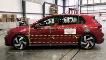 2025 Volkswagen Golf GTI beim offiziellen NHTSA-Seitenaufpralltest