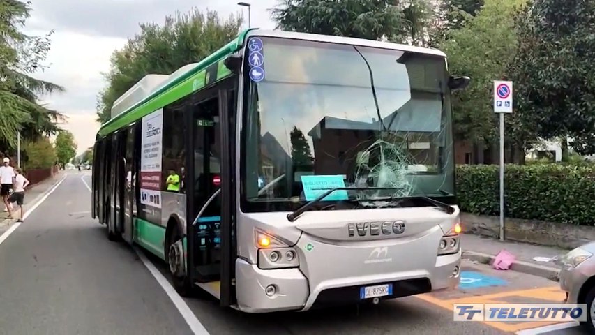 Video News - Travolti in strada: restano gravi