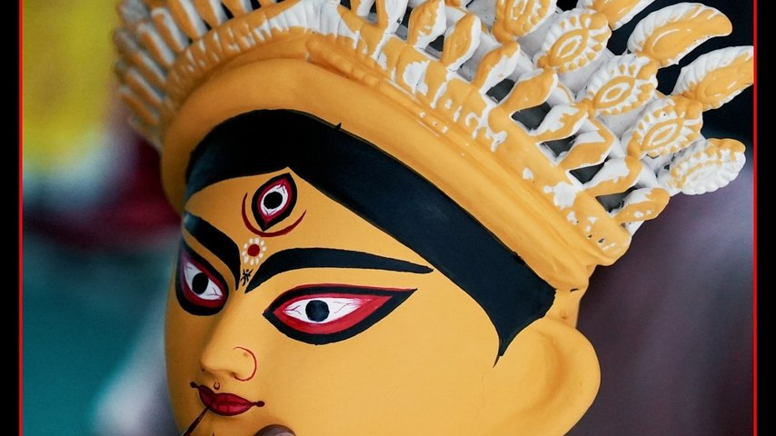 कोलकाता की दुर्गा पूजा में 15 साल बाद लौटीं बड़ी आंखों वाली पारंपरिक प्रतिमाएं