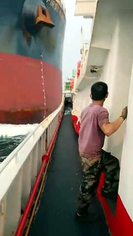 Cargueiro colide com barco de pesca chinês em Singapura