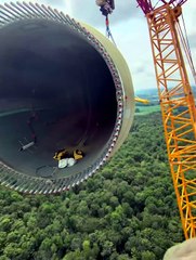 Installation d'une pale d'éolienne géante... chantier XXL incroyable