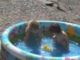 Louise et Tom s'assoient dans la piscine