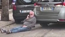 Il s’assoit derrière une voiture pour réserver une place de parking ! La scène divise les internautes