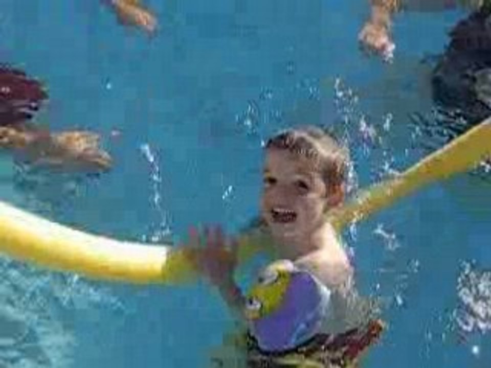 noah a la piscine de mamy 2