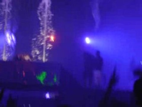 Sensation White 2008 Amsterdam arena - Danseuse et jet d'eau