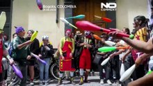 Καλλιτέχνες διαμαρτύρονται για περικοπές στον πολιτισμό στη Μπογκοτά με μουσική, χορό και κούκλες