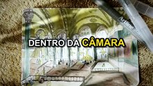 A rocha que distorce a luz e projeta uma sombra cúbica na base ártica